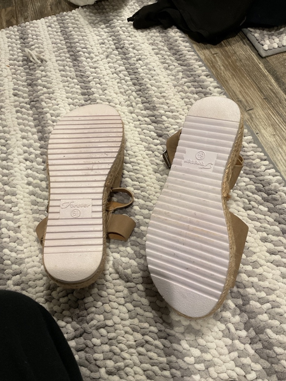 Raised sandals - Picture 3 of 3